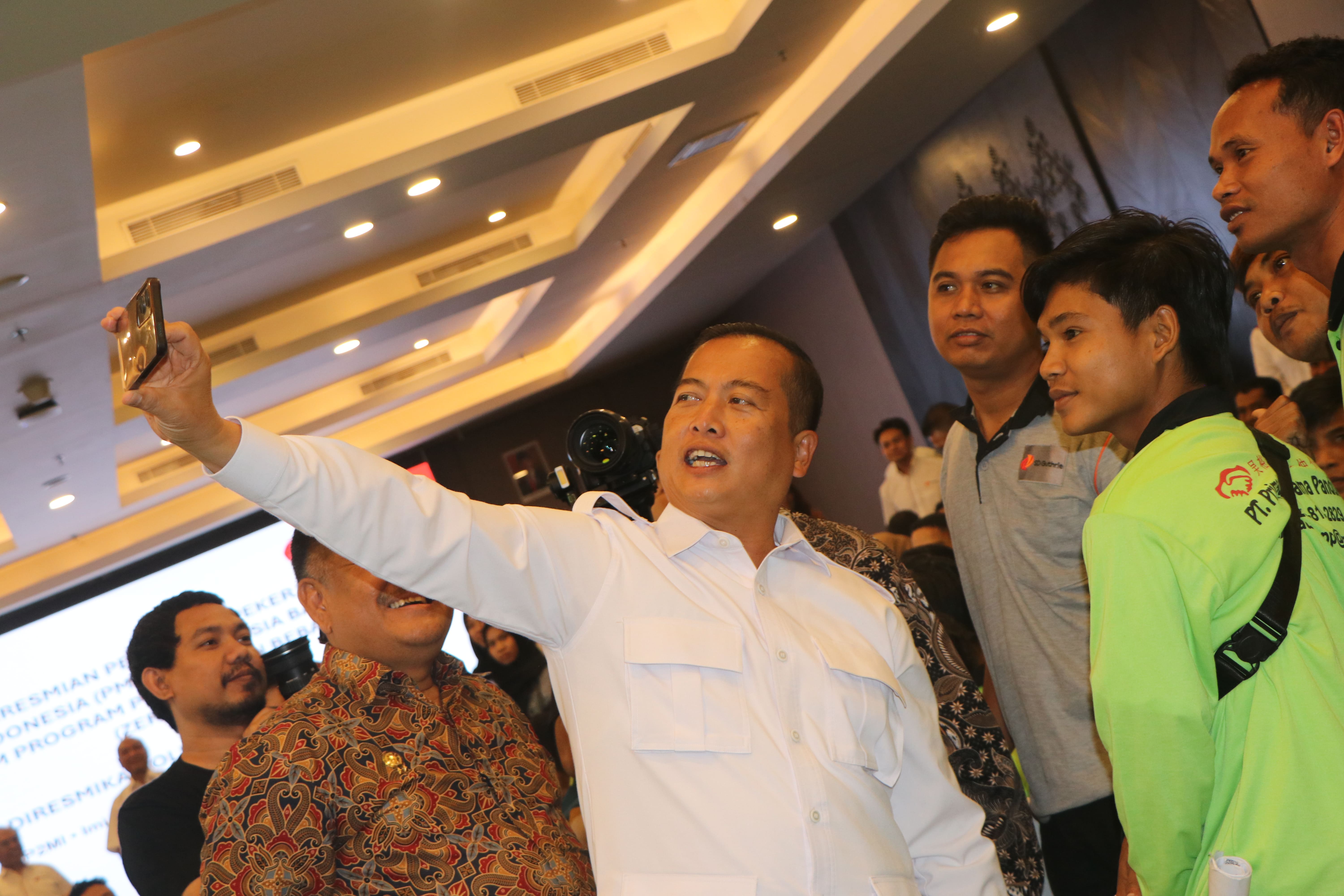 Gubernur NTB Bersama Dirjen Penempatan KP2MI Lepas 211 Pekerja Migran Indonesia ke Malaysia