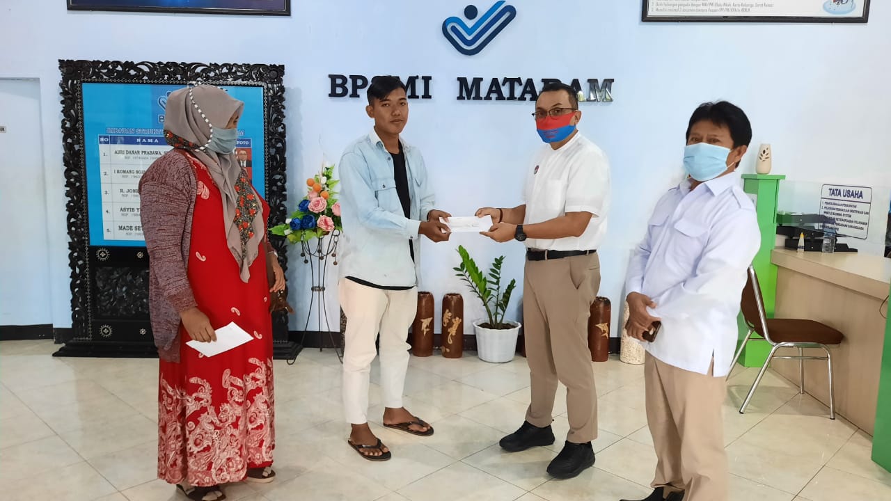 UPT BP2MI Mataram Fasilitasi Penyerahan Asuransi Kematian PMI Asal Lombok Timur