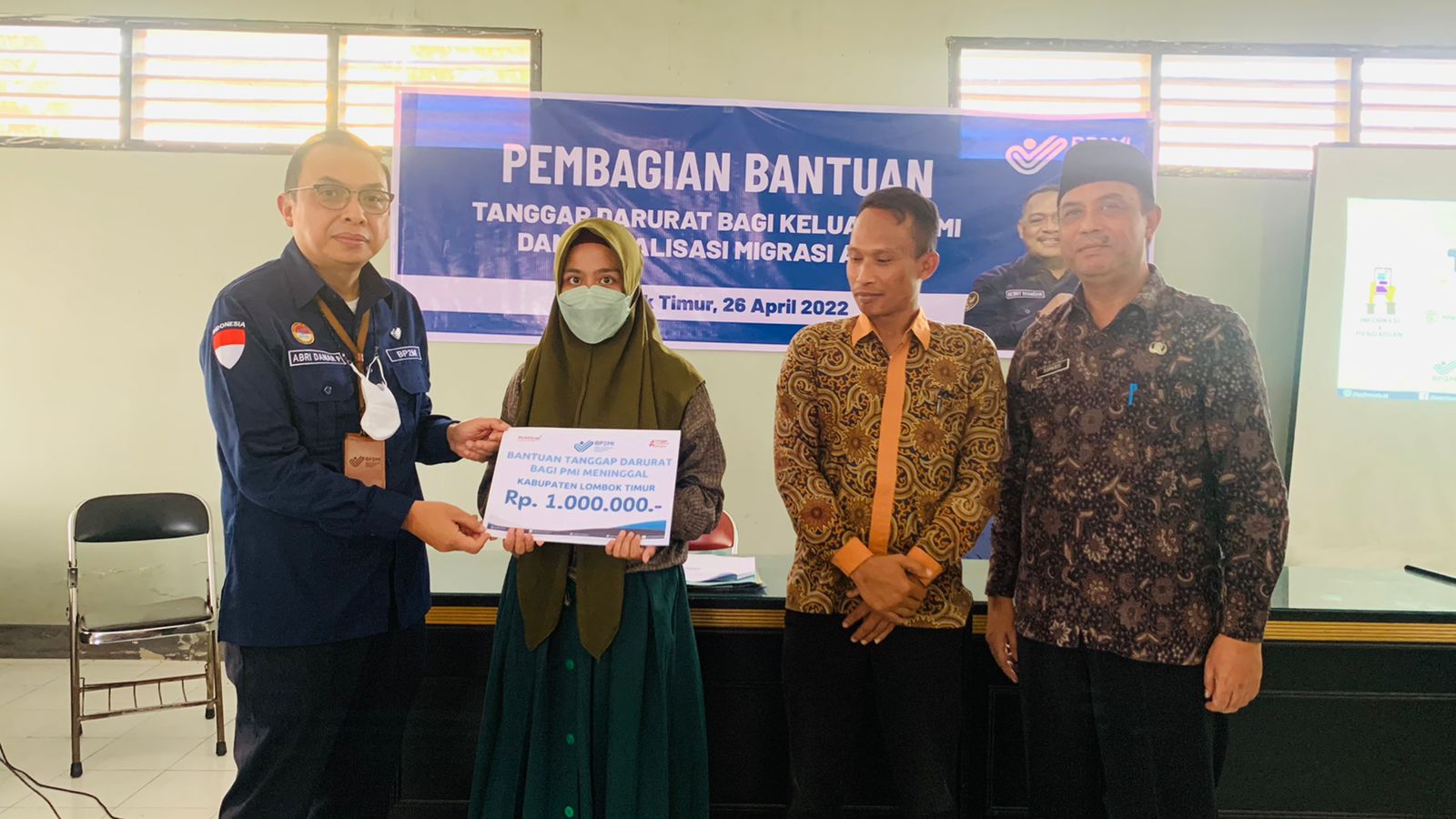 Temui Ahli Waris, UPT BP2MI Wilayah NTB Serahkan Bantuan Tanggap Darurat PMI Meninggal Asal Lombok Timur