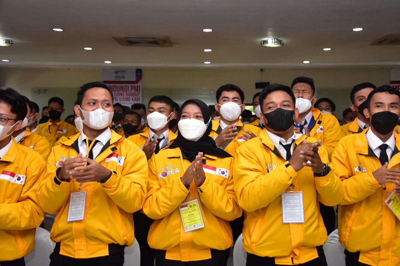 SUMARNI  ASAL NTB DILEPAS BP2MI KERJA KE KOREA SELATAN